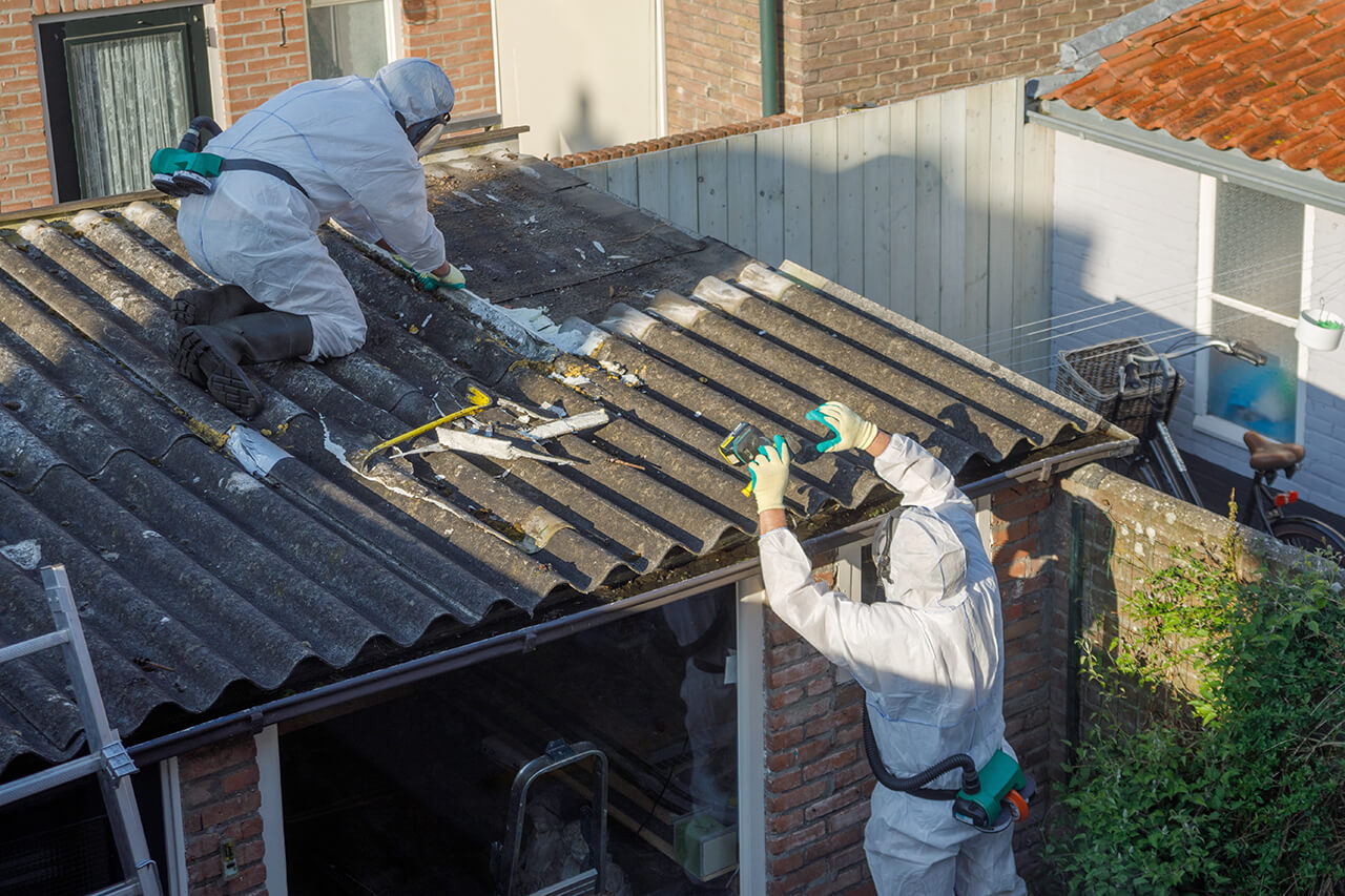 professionals_removing_asbestos_roofing